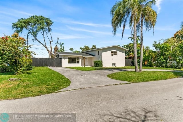 1 of 25 - 1215 Ne 200th St, Miami, FL