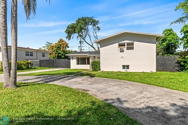 2 of 25 - 1215 Ne 200th St, Miami, FL
