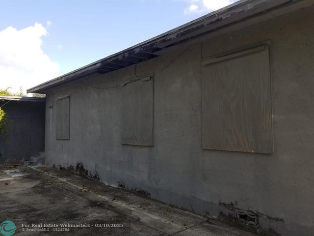 3 of 6 - 2605 Nw 13th Ct, Fort Lauderdale, FL