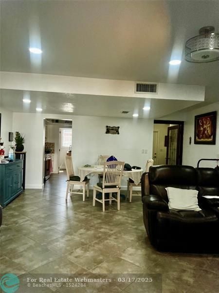 5 of 20 - 909 W 80th Pl, Hialeah, FL