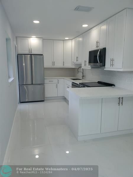 4 of 14 - 440 Ne 174th St, North Miami Beach, FL
