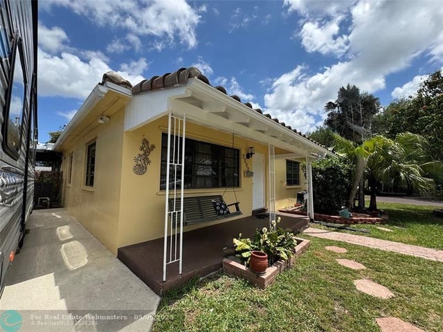 4 of 34 - 1007 N 31st Rd, Hollywood, FL