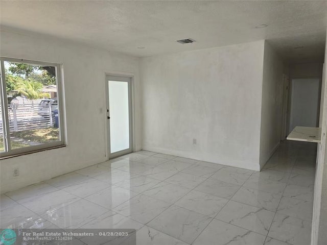 4 of 63 - 1220 Ne 206th St, Miami, FL