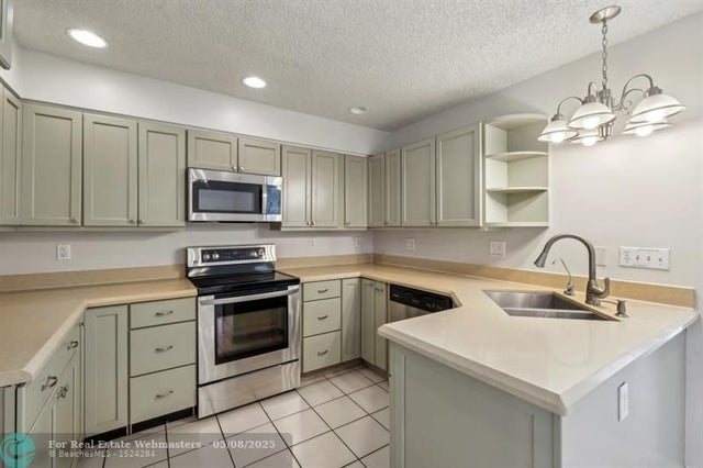 4 of 30 - 204 N D Street, Lake Worth, FL
