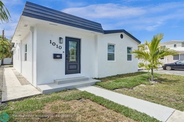 1 of 40 - 1010 N 16th Ave, Hollywood, FL