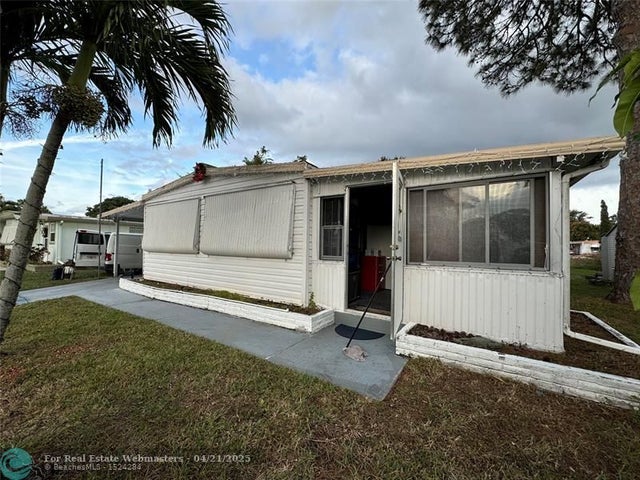 2 of 33 - 6424 Dogwood Lane, Lantana, FL