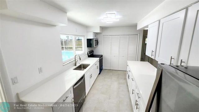 4 of 18 - 1715 York Ct, Fort Pierce, FL