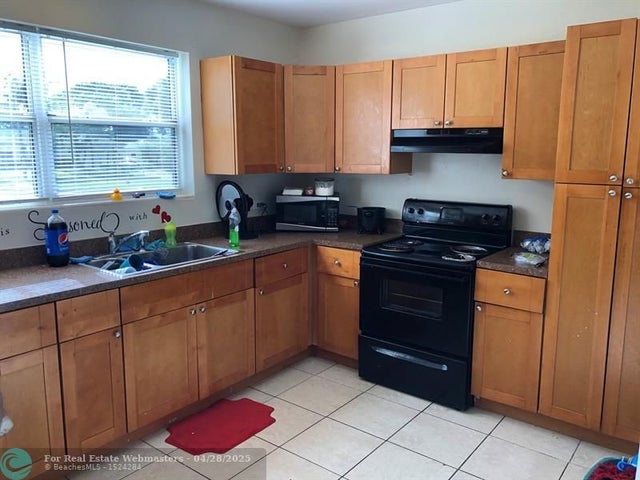 2 of 5 - 861 36th St, West Palm Beach, FL