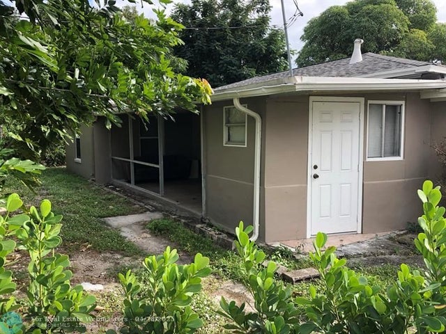 4 of 5 - 861 36th St, West Palm Beach, FL