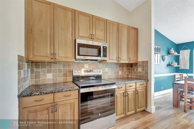 4 of 25 - 5065 Arbor Glen Cir, Lake Worth, FL