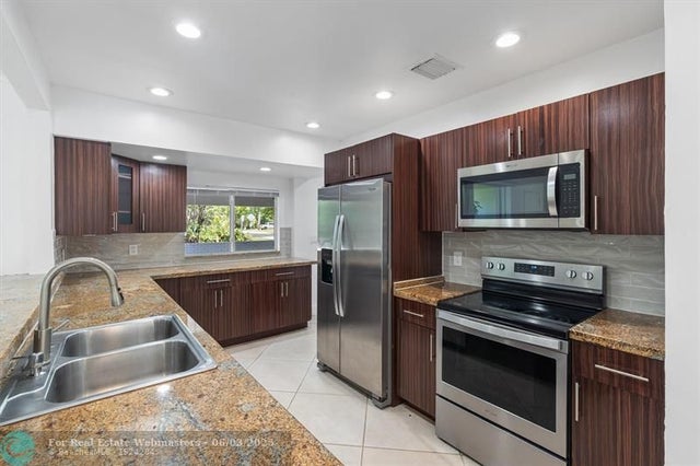 4 of 26 - 4460 Ne 13th Ter, Oakland Park, FL