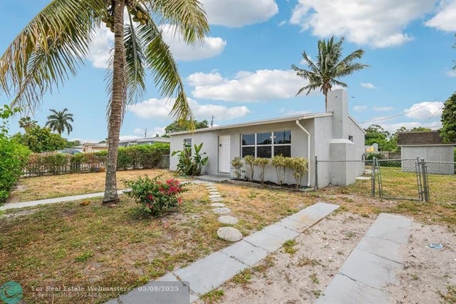 2 of 25 - 744 Dogwood Rd, West Palm Beach, FL