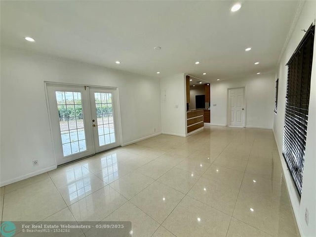 3 of 11 - 5070 Sw 11th St, Plantation, FL