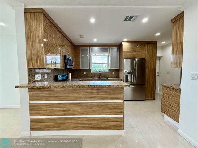 4 of 11 - 5070 Sw 11th St, Plantation, FL