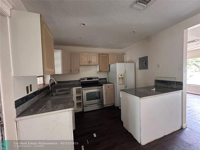 5 of 18 - 3071 Sw 2nd Ct, Fort Lauderdale, FL