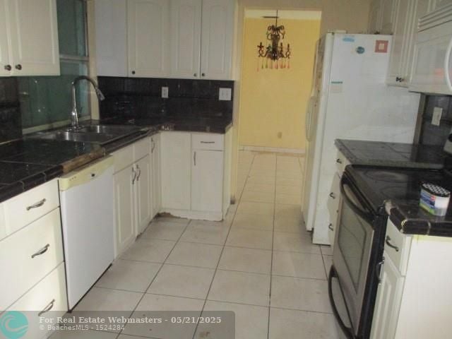 4 of 12 - 4595 Nw 43rd Ct, Lauderdale Lakes, FL