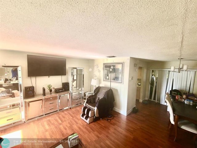 3 of 8 - 2910 E Golf Blvd, Pompano Beach, FL