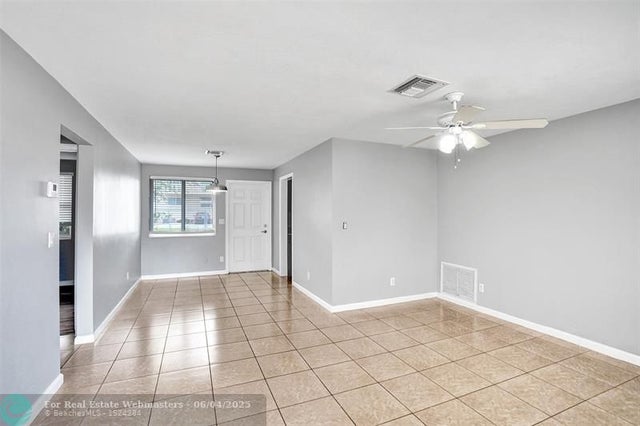 4 of 36 - 605 S D St, Lake Worth, FL