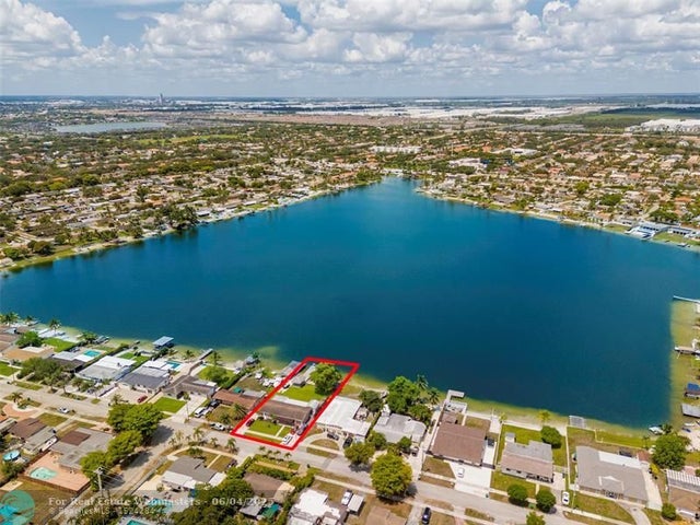 2 of 35 - 17610 Nw 82nd Ct, Hialeah, FL