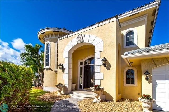 3 of 22 - 4951 Ne 28 Ave, Lighthouse Point, FL