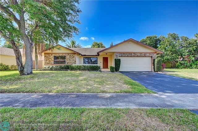 4 of 49 - 8221 Nw 49th St, Lauderhill, FL