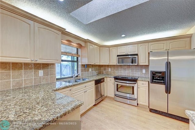 5 of 49 - 8221 Nw 49th St, Lauderhill, FL