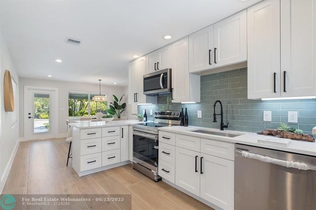 860 Ne 34th St, Oakland Park