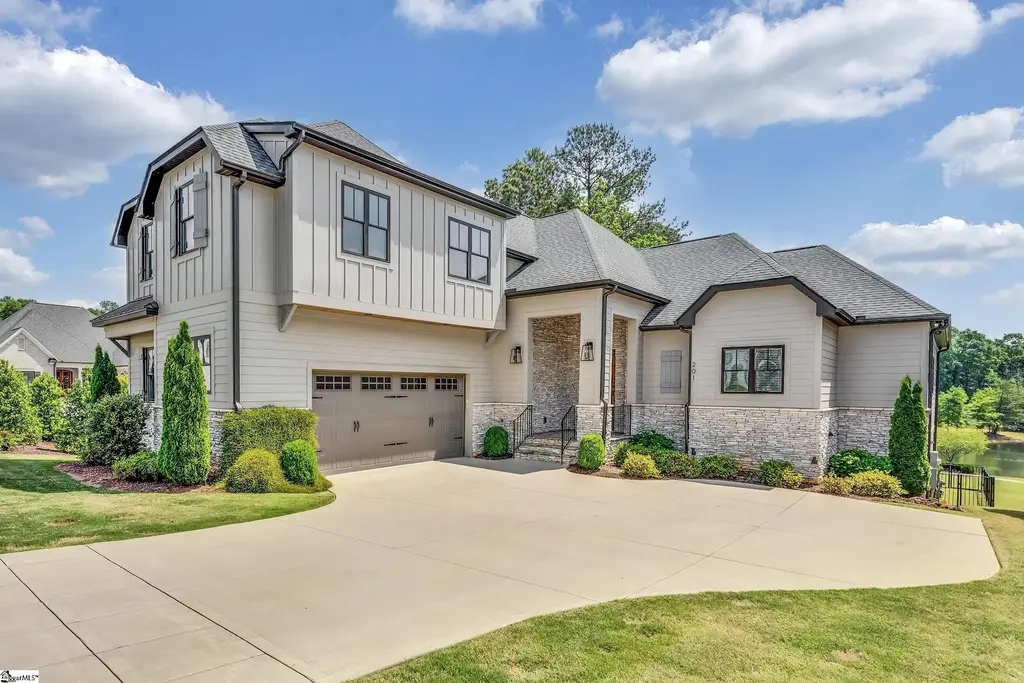 201 Chestnut Pond Lane, Simpsonville