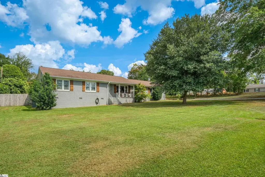 202 N Pine Lake Drive, Spartanburg