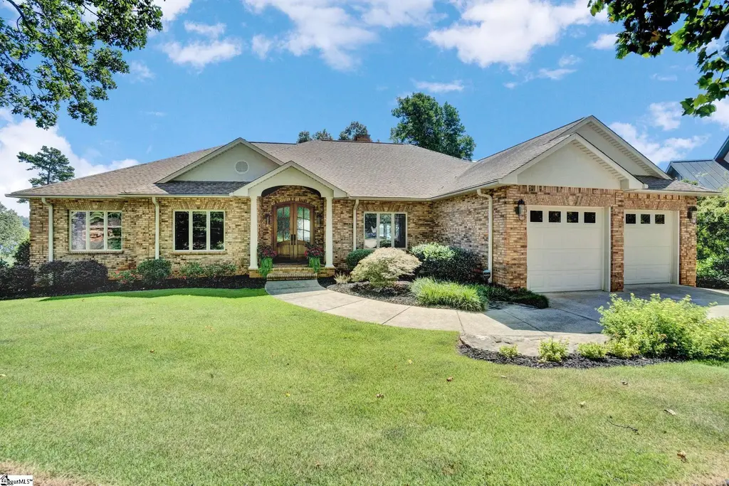 313 Lakeside Drive, Seneca