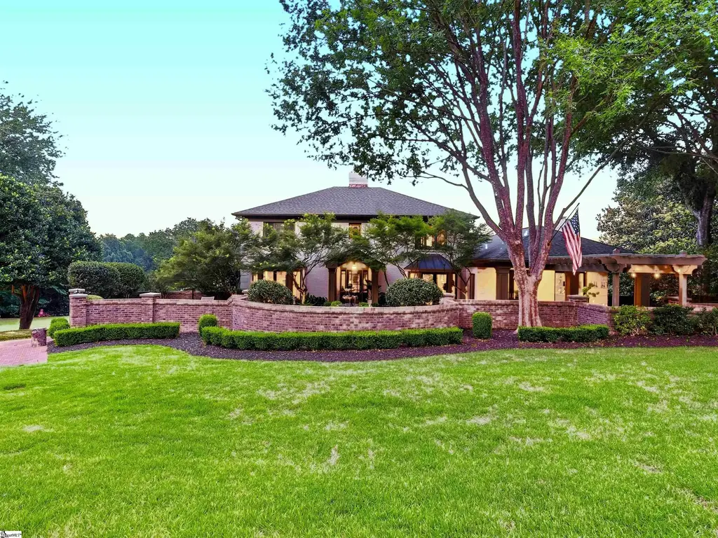 112 E Round Hill Road, Greenville