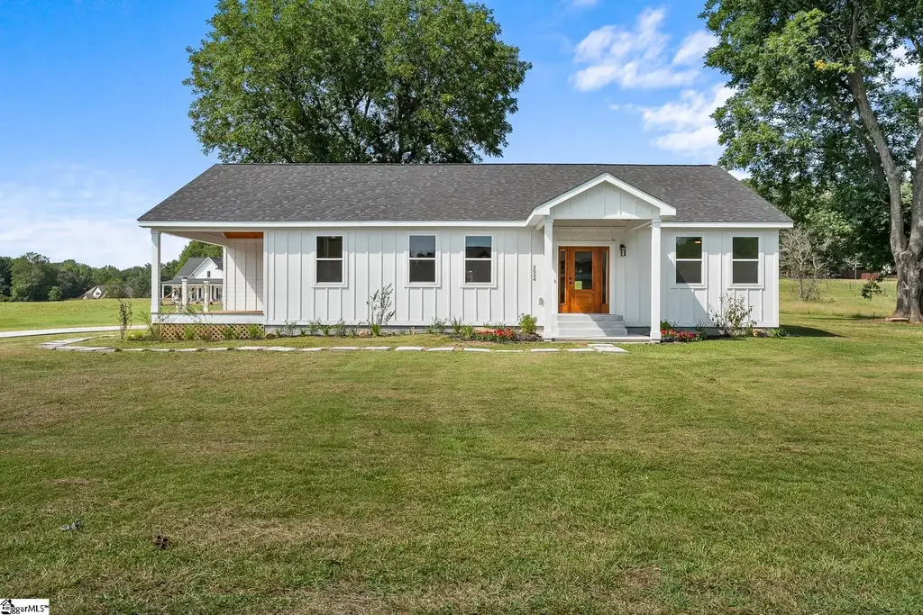 2024 Edwards Lake Road, Greer