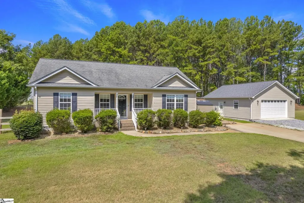 124 E King Road, Greer