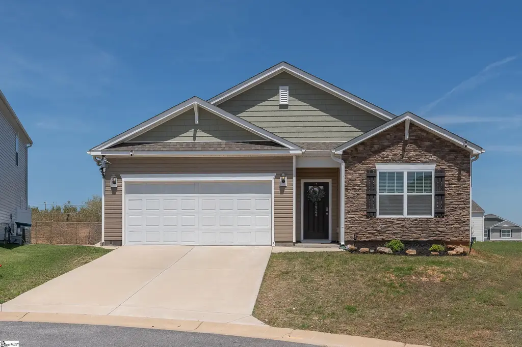 1924 Hunters Run Circle, Woodruff
