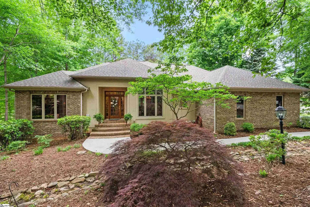 411 Woodridge Drive, Seneca