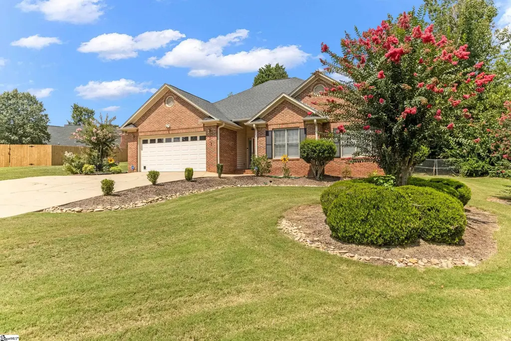 229 Georgetown Court, Moore