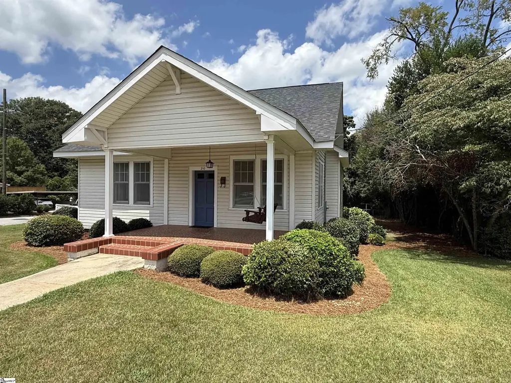 210 W Maple Street, Clinton