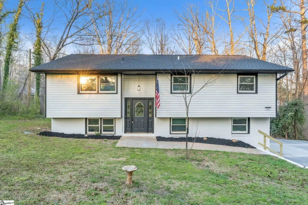 319 Catawba Circle, Seneca