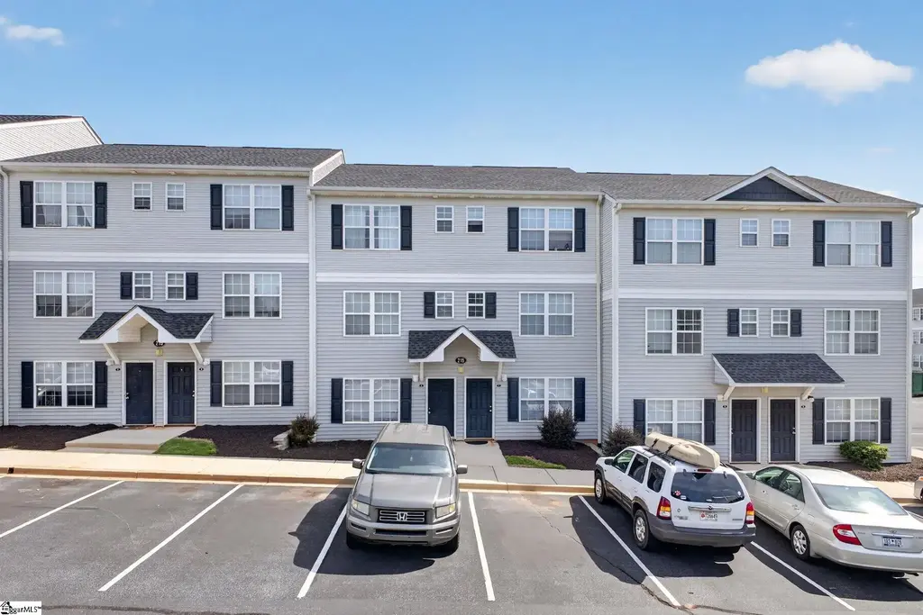 215e Campus Drive, Central