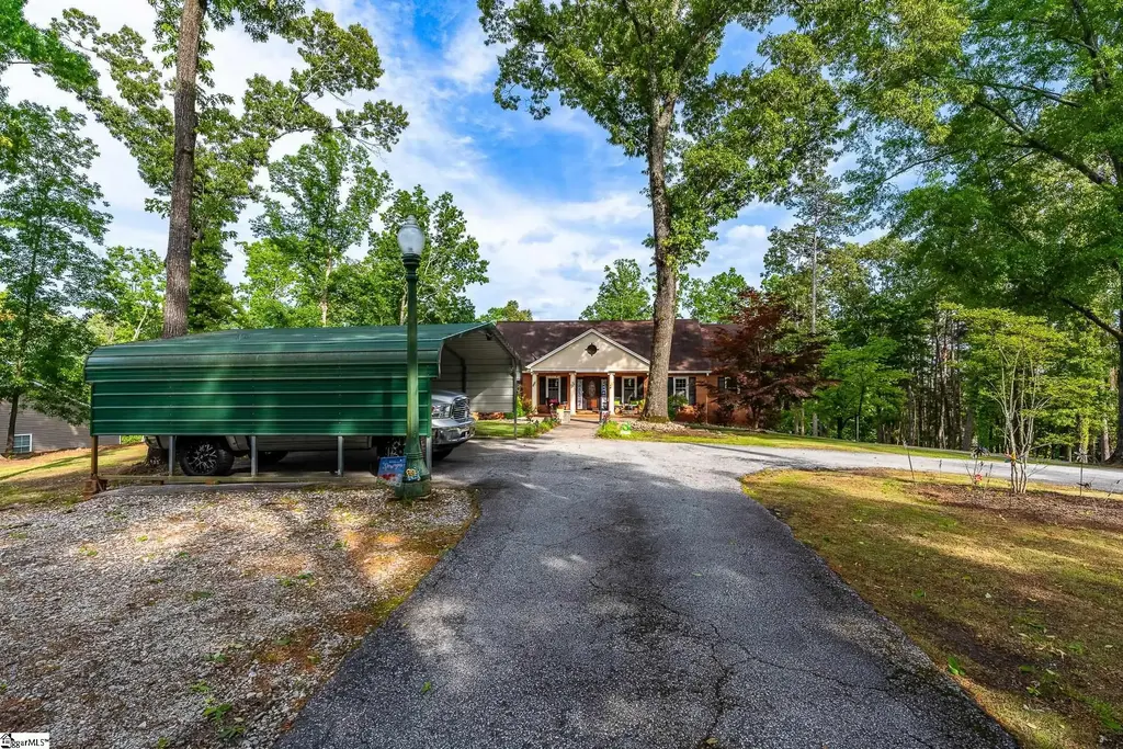 104 Knollwood Drive, Seneca