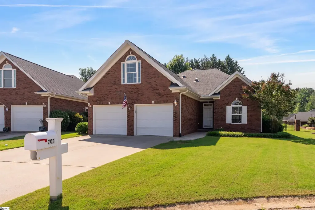 703 Nottingham Court, Seneca
