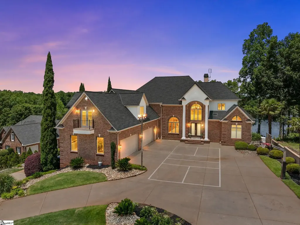 204 E Caledonia Court, Inman