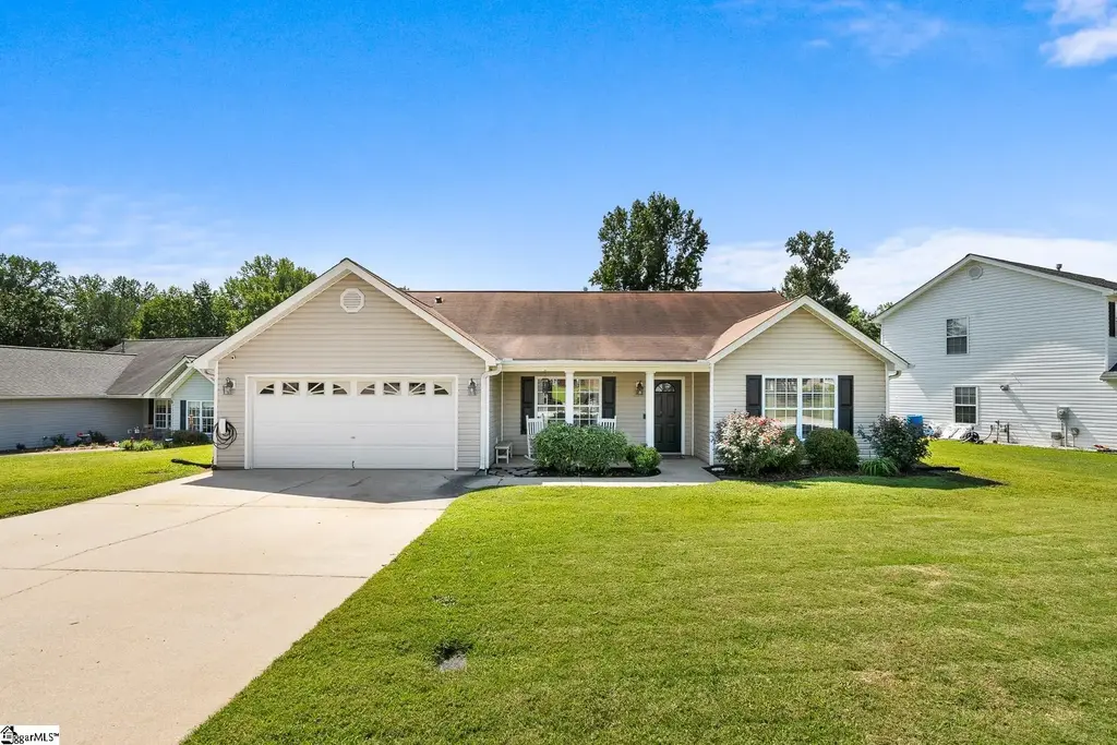 420 Lily Pond Lane, Taylors