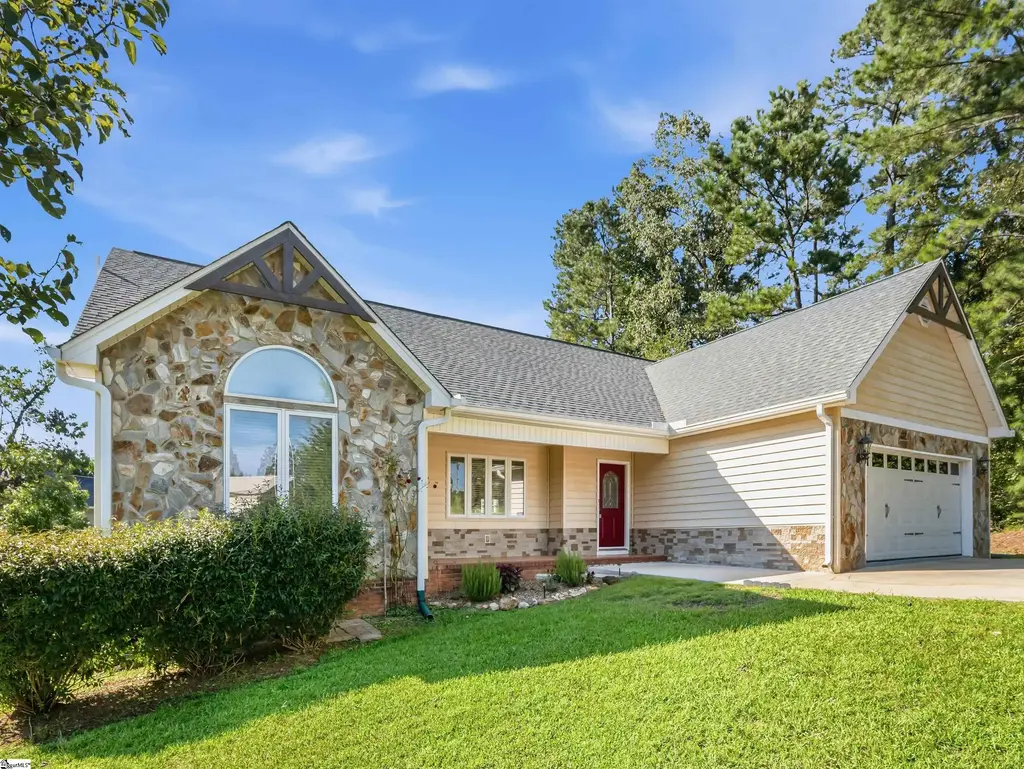 103 Fair Haven Court, Seneca