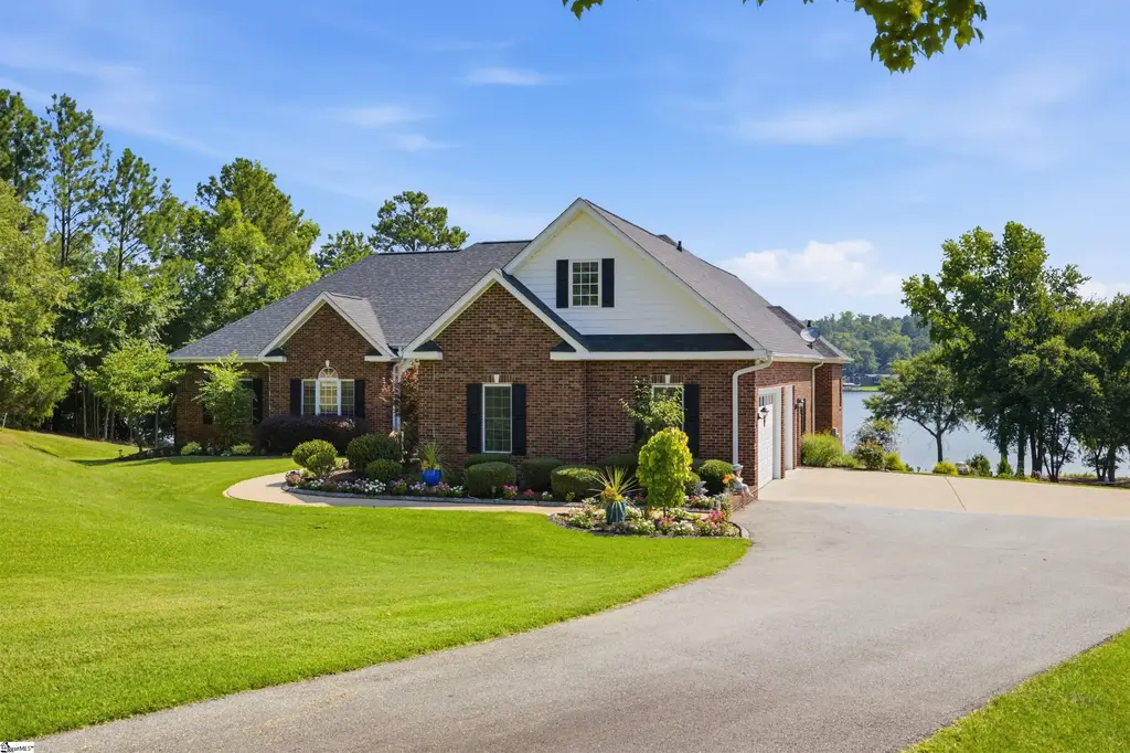 105 Coogan Bluff, Hodges