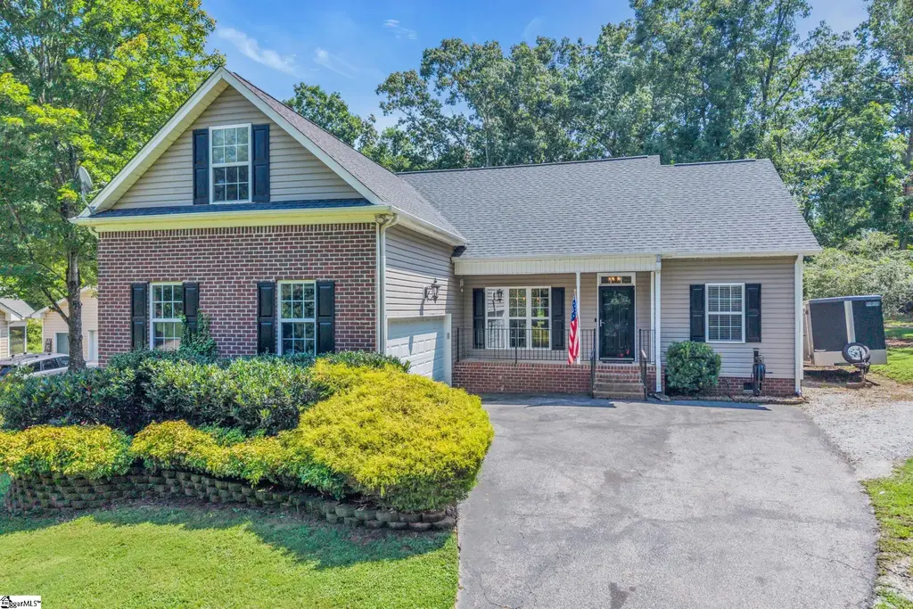 211 Lyons Drive, Simpsonville