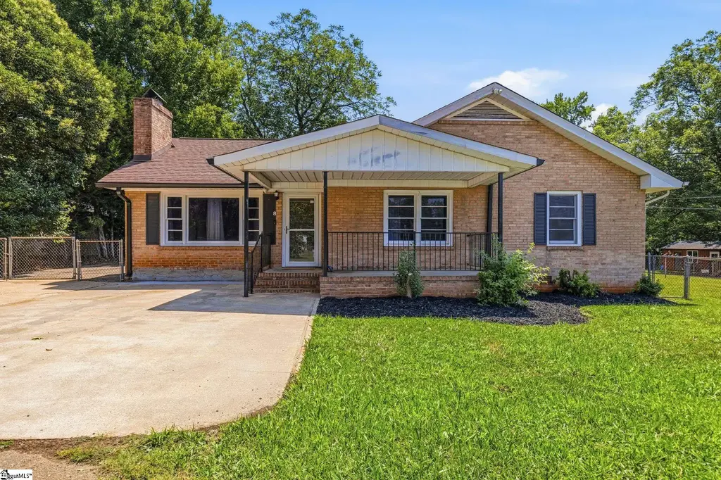 8 Bainbridge Drive, Greenville