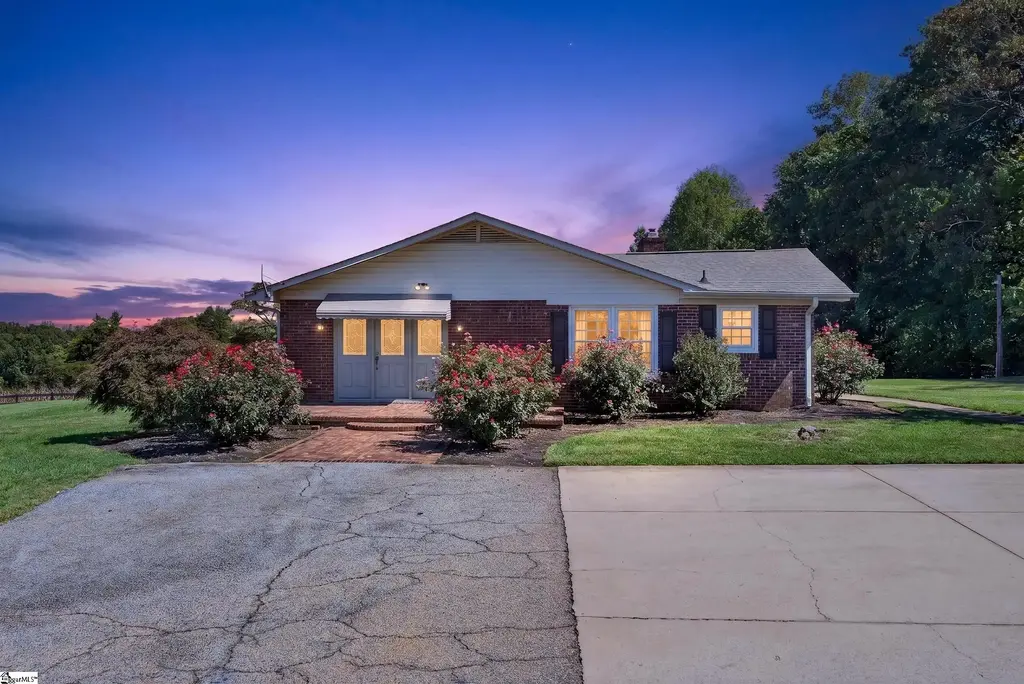 3858 N Highway 101, Greer