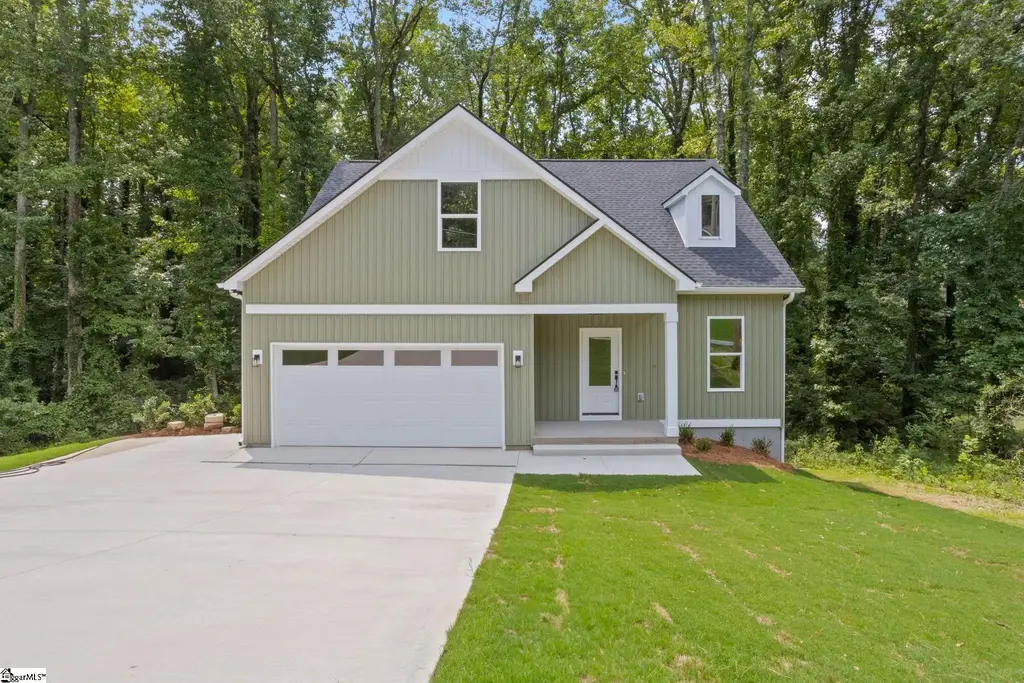 8 Pinewood Drive, Taylors