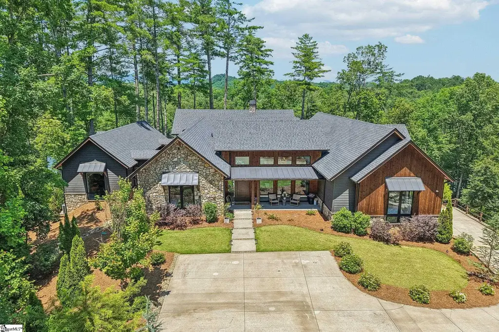 810 Lake View Court, Salem